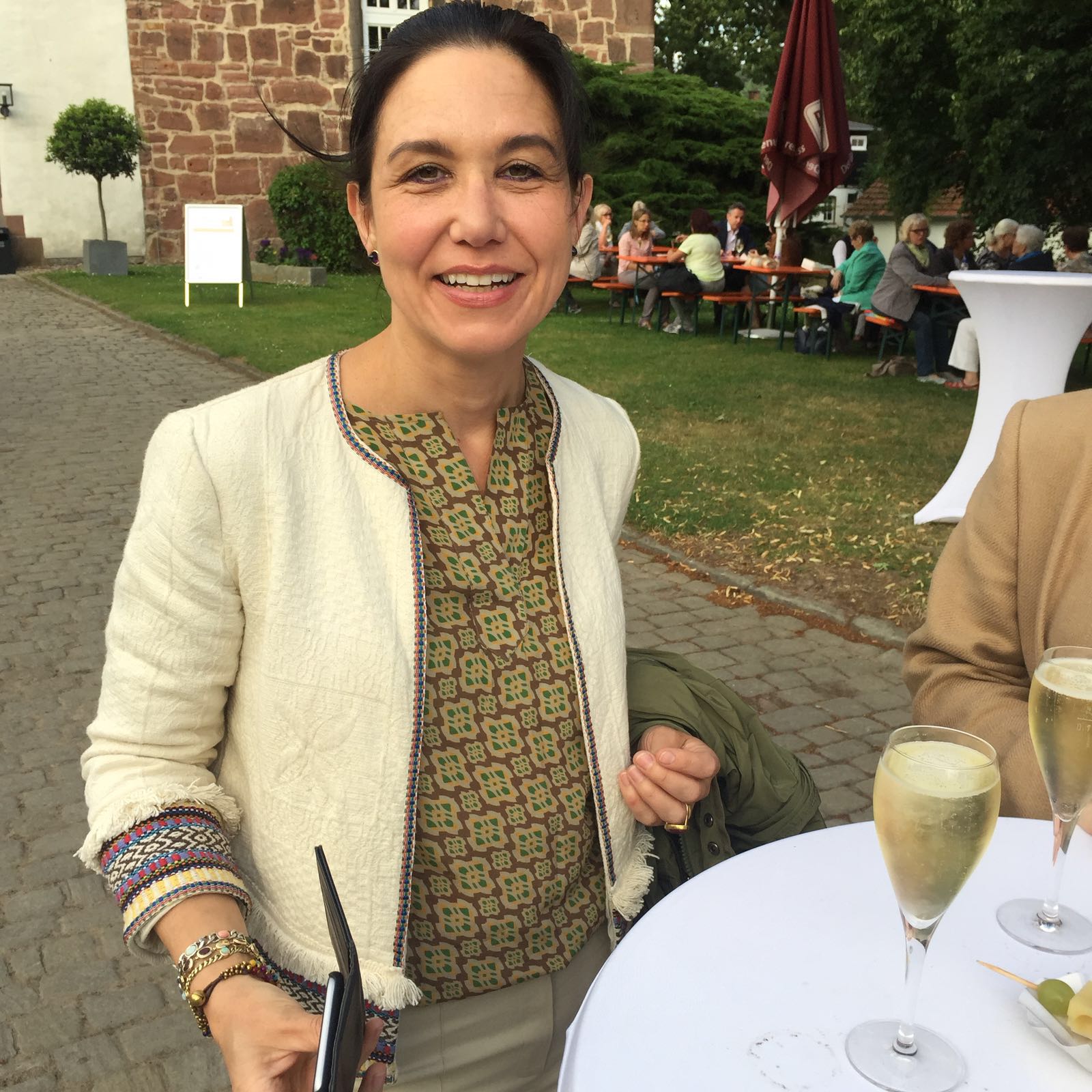 „Tanja v.G. trägt eine Edle von Zwirn Seidenbluse bei den Bad Hersfelder Festspielen 2016.